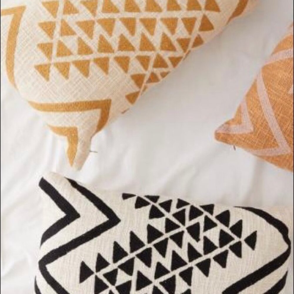 💛🖤 UO Throw Pillow Cover